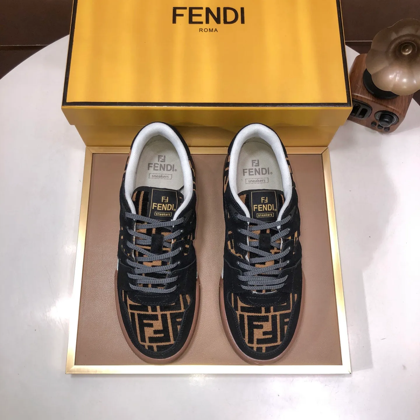 Men's men's shoes 💰600💰 Fendi 2023 latest couple model 🔥 Many 💑 stars have the same style FD match Original one-to-one replica Designer Kim Jones's first sneaker fendi match and Donkey brand Trainer basketball sneakers Material: Original silk leather Lining: Breathable mesh Packaging: Original 1:1 matching high-end packaging Size: Female 35-40 Male 38-44 (45 46. Custom-made (no return or exchange)